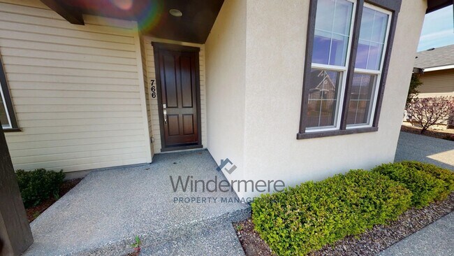 Building Photo - 766 SE Nuthatch Drive *Located in the Vill...