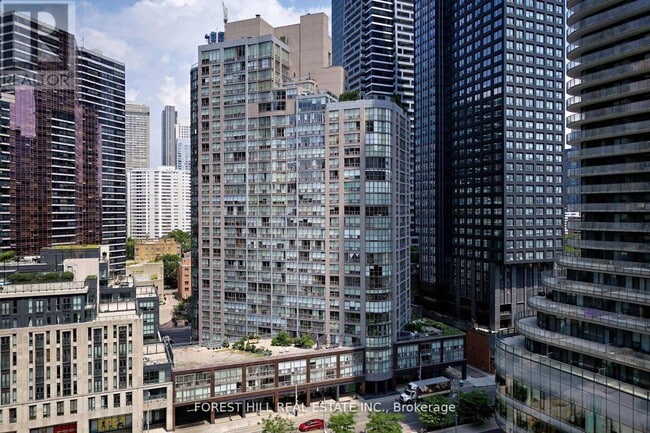 Photo du bâtiment - 24-2124 Wellesley St W