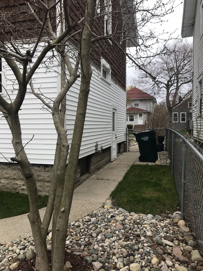 Patio lateral que conduce desde el patio trasero al delantero - 1311 Illinois Ave