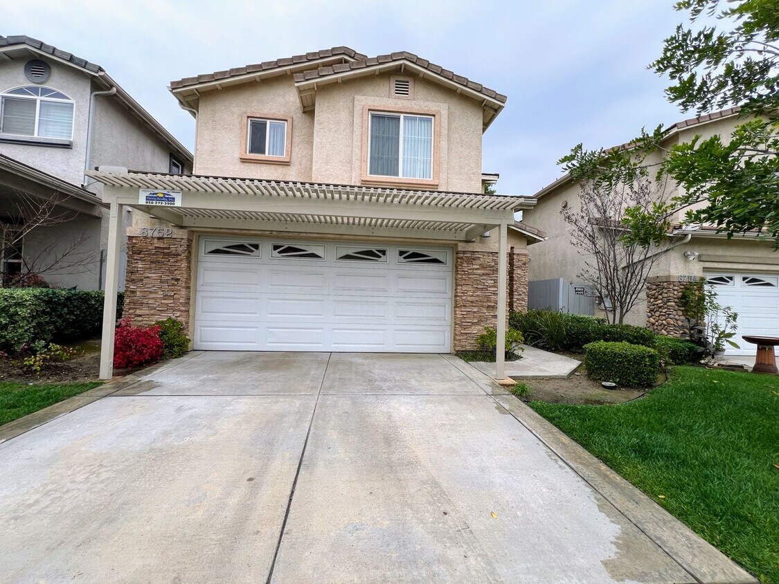 Primary Photo - Spacious 3 Bedroom / 2.5 Bathroom Santee H...