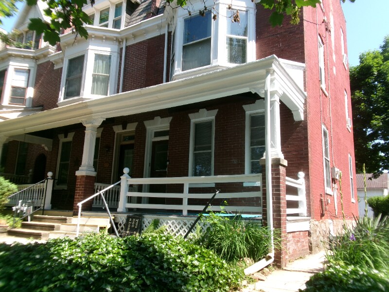 Primary Photo - 833 W Walnut St
