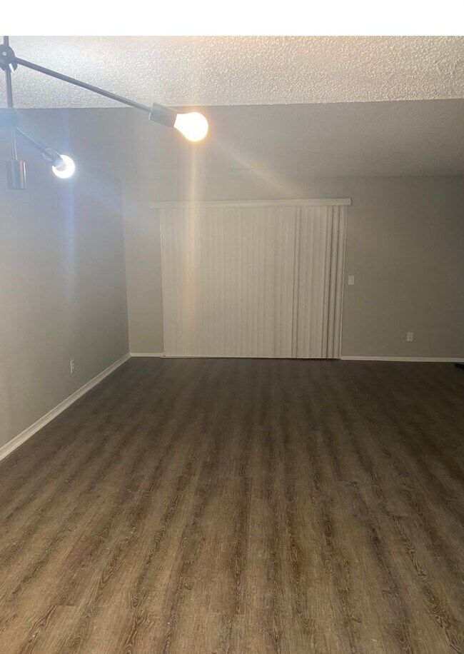 Foto del edificio - Cozy 3-Bedroom Townhome Close to Base and Shopping
