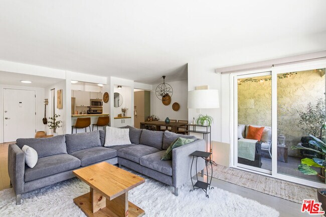 Foto del edificio - 5625 Green Valley Cir