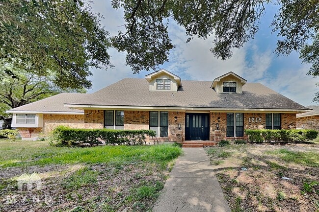 Building Photo - 1215 Spring Lake Dr
