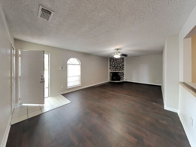 Building Photo - No Application Fee* Plus $250 Off First 2 ...