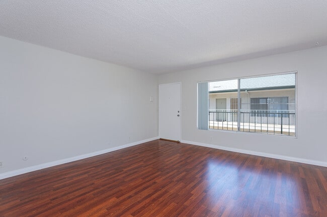 Studio - Living Room - men115