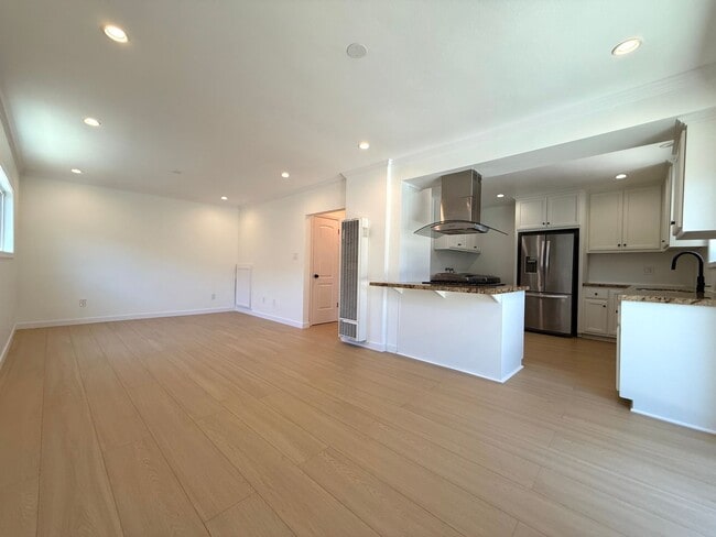 Photo - 2630 S Longwood Ave Apartment