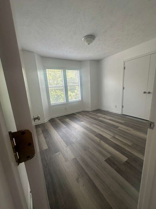 Building Photo - 1022 Brookhollow Dr