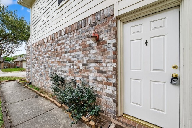 Foto del edificio - 6615 Windy River Ln