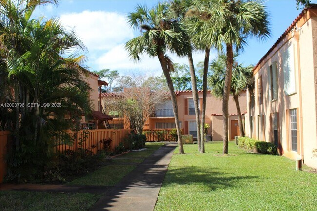 Foto del edificio - 7208 Fairway Dr