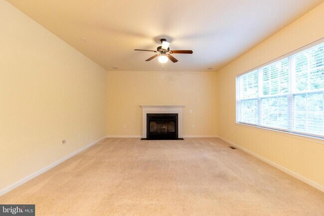 Foto del edificio - 8401 Hollow Tree Ln