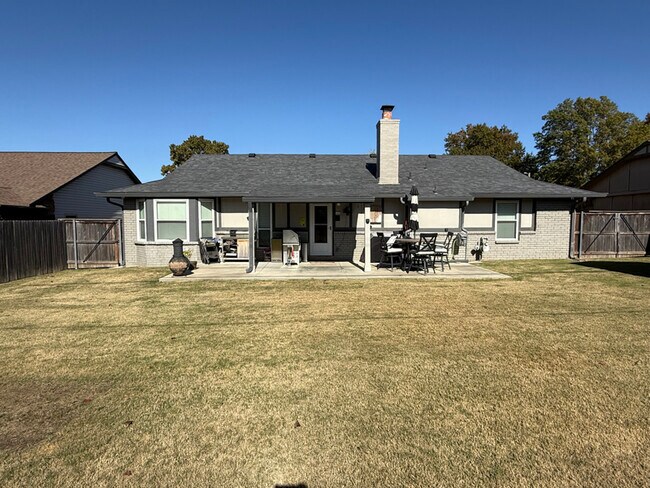 Foto del edificio - 3213 E Oakridge St