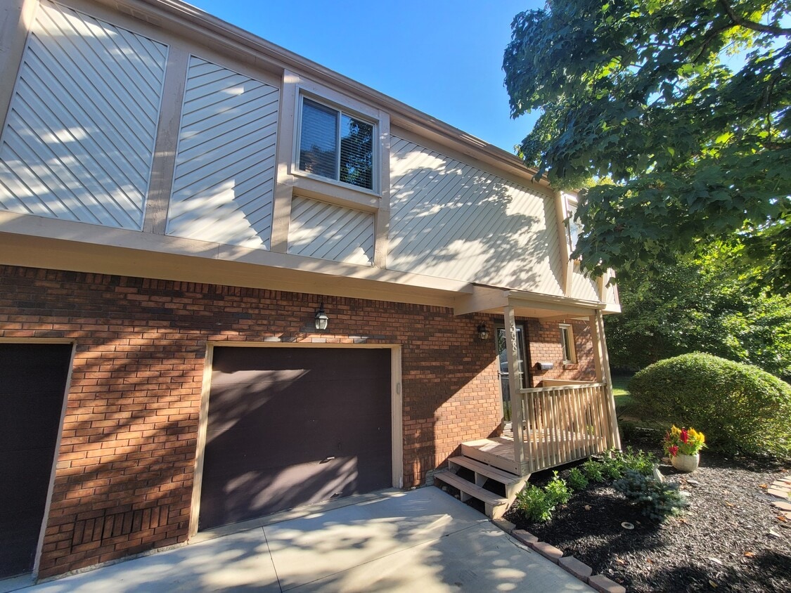 Clintonville condo in prime location - 398 Fenway Rd