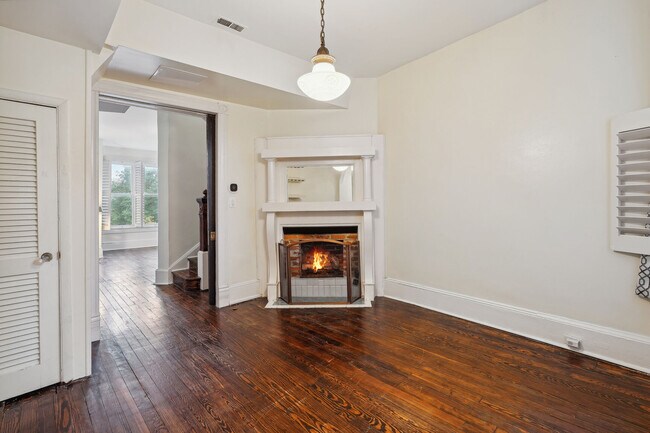 Comedor - 1932 35th St NW
