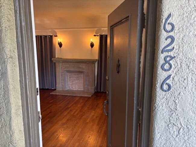 Foto del edificio - 6284-6286 Commodore Sloat Drive