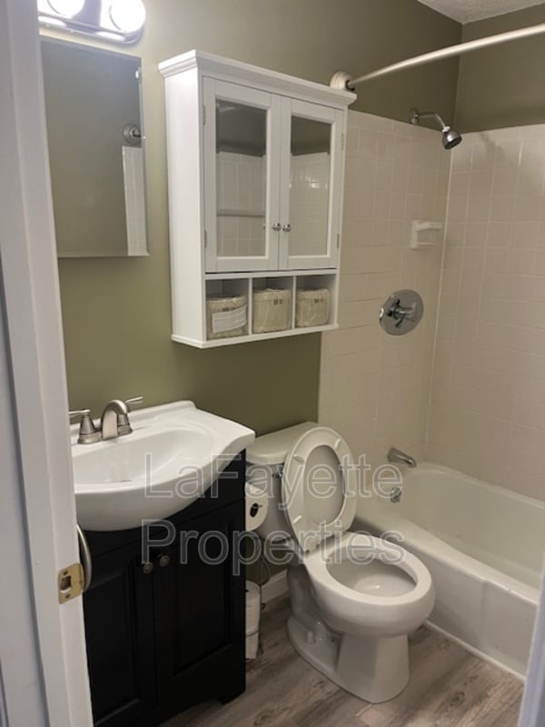 Building Photo - 10 Kenmar Dr