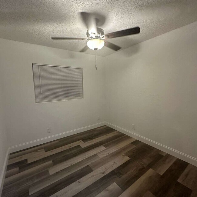 Foto del edificio - 3 bedroom 2 bath home with lawn cutting in...