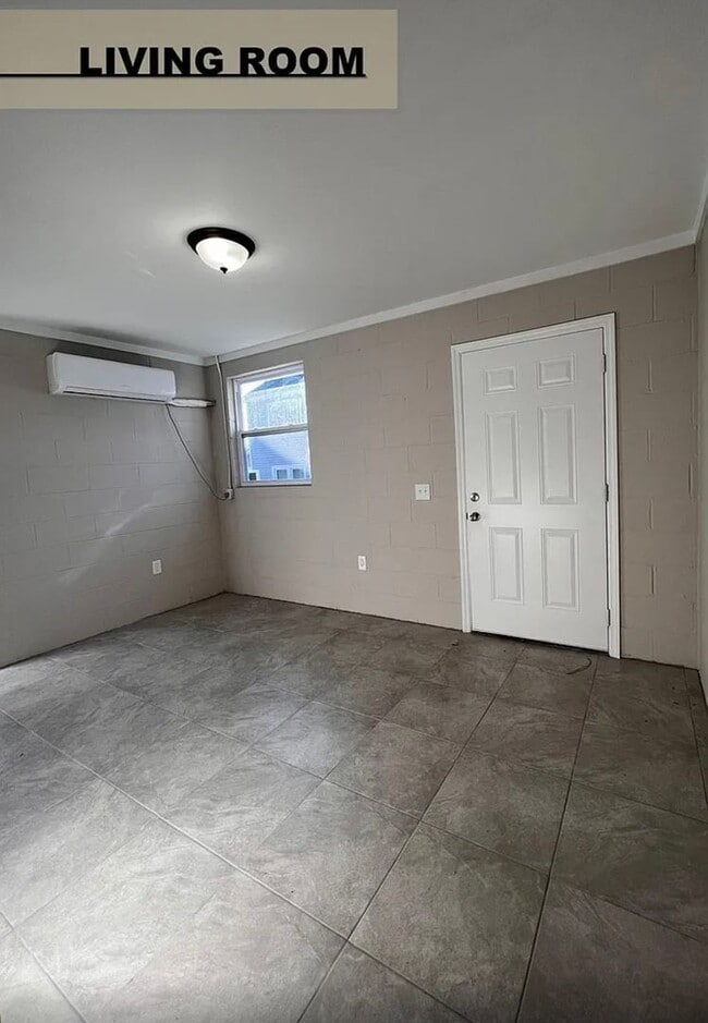 Building Photo - 2 Bedroom, 1 Bath in The Lyon St. Neighborhood -