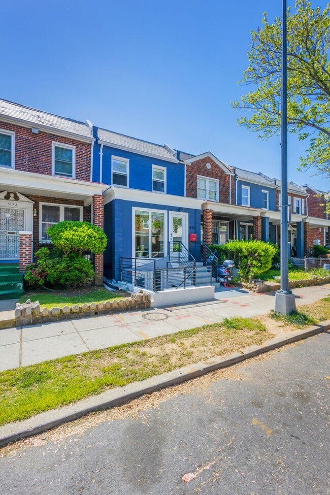 Foto del edificio - Stunning 4 BR/2.5 Townhome in Trinidad!