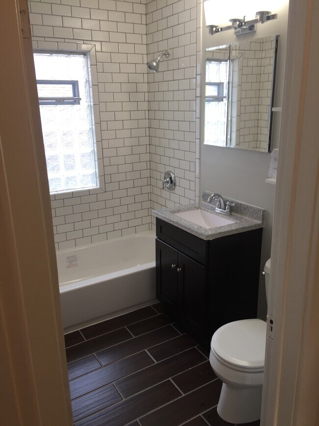 Foto del edificio - 1128 N Glencove Rd