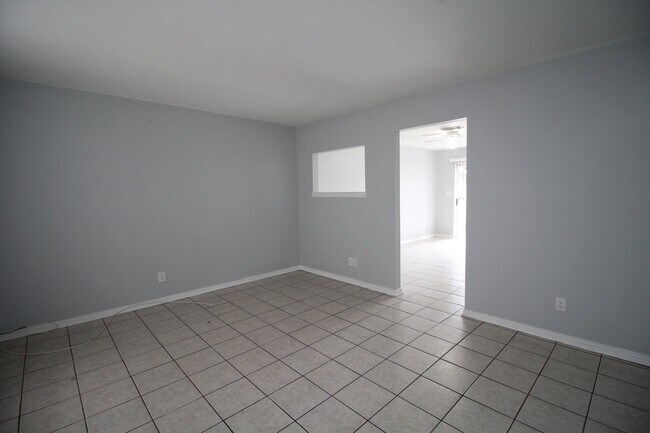 Building Photo - 2 bedroom 1.5 bathroom townhome convention...