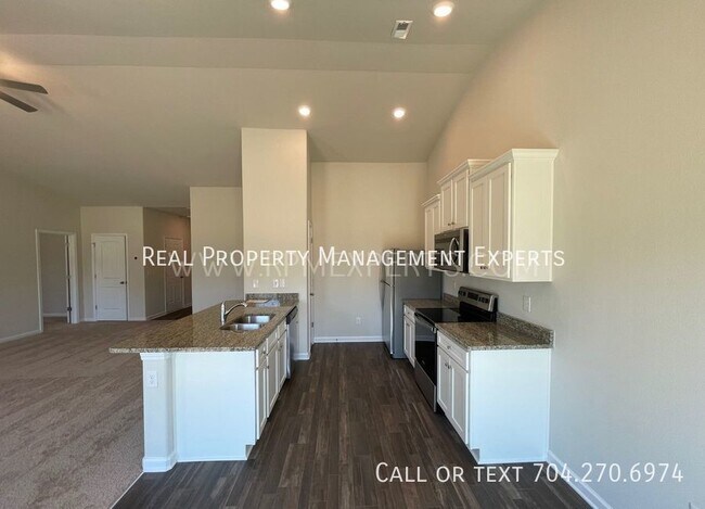 Building Photo - Beautiful 3 Bedroom 2 Bath Ranch Home in N...