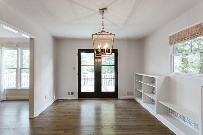 Building Photo - Charming Five Points Home Available Now!