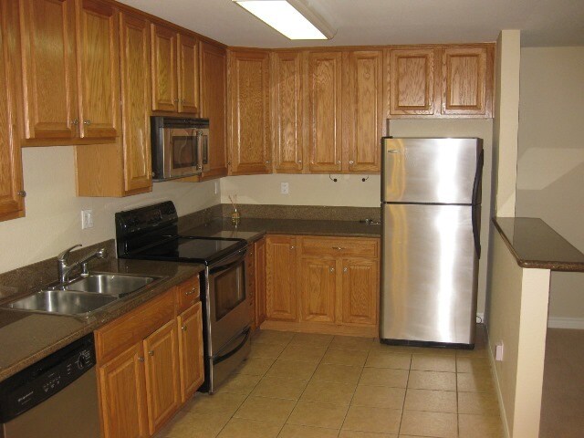 Building Photo - 1845 Bayview Heights Dr