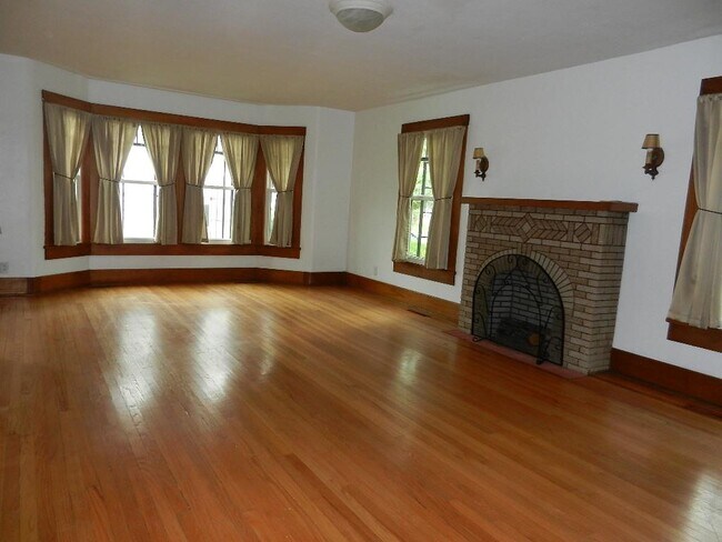Building Photo - 160 Reynolds Ave
