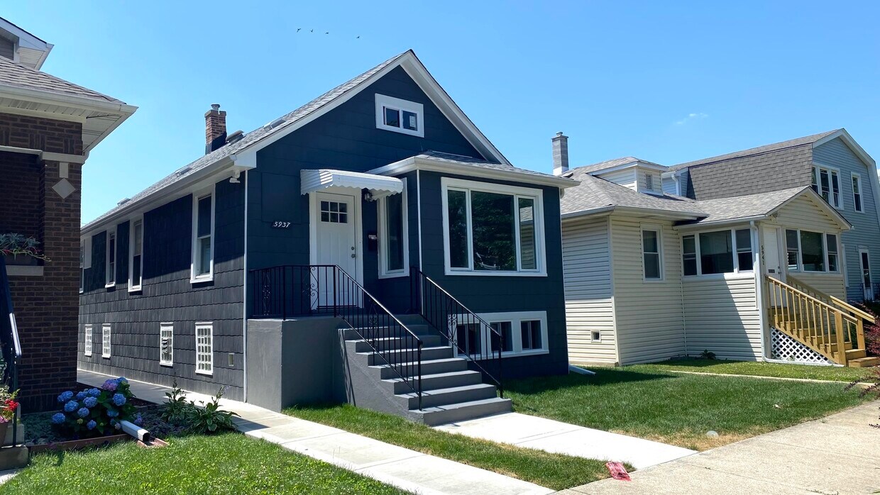 Primary Photo - 5937 W Eastwood Ave