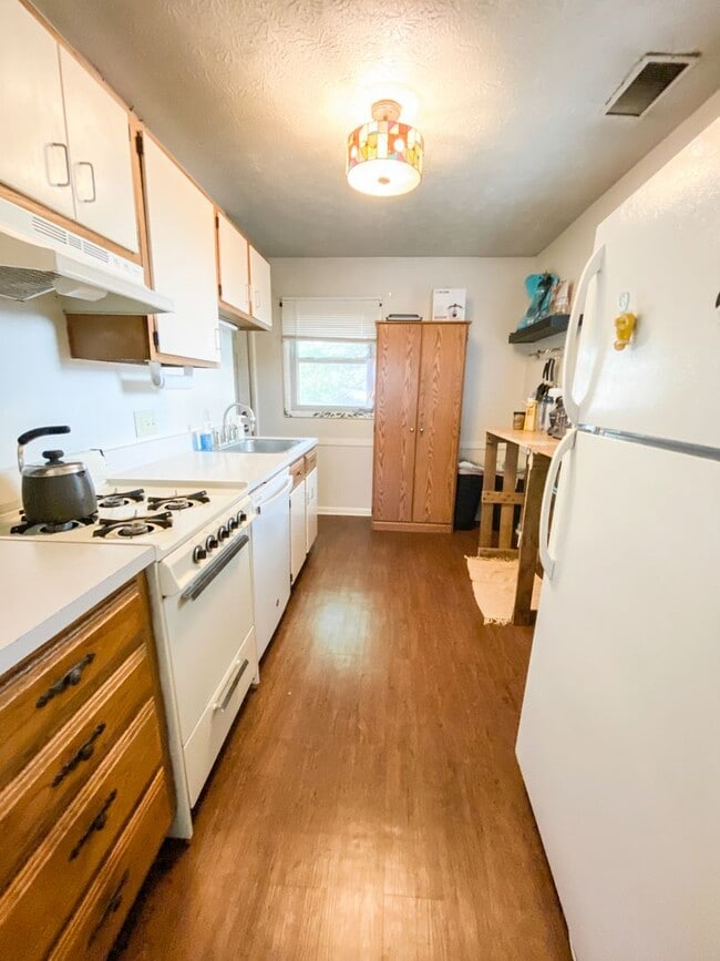 Building Photo - 3 Bedroom 1 Bath House with Beautiful Scenery