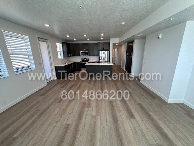 Building Photo - Move-in special: $500 off First months rent