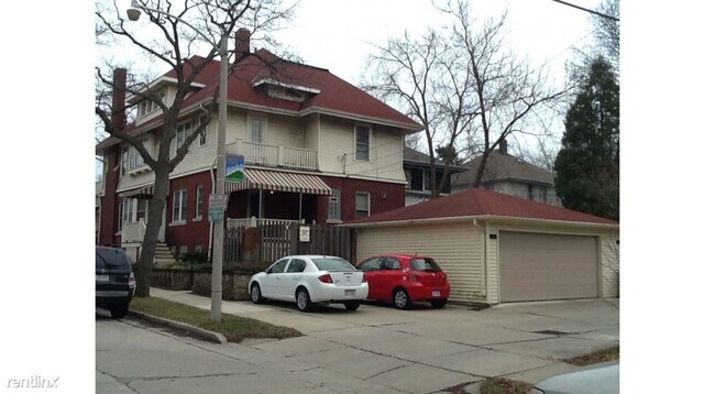Building Photo - 3 br, 1 bath Triplex - 2975 N Downer Ave