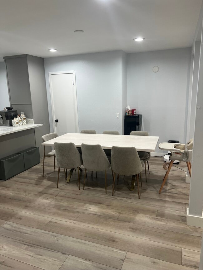 Foto del edificio - 429 E Providencia Ave