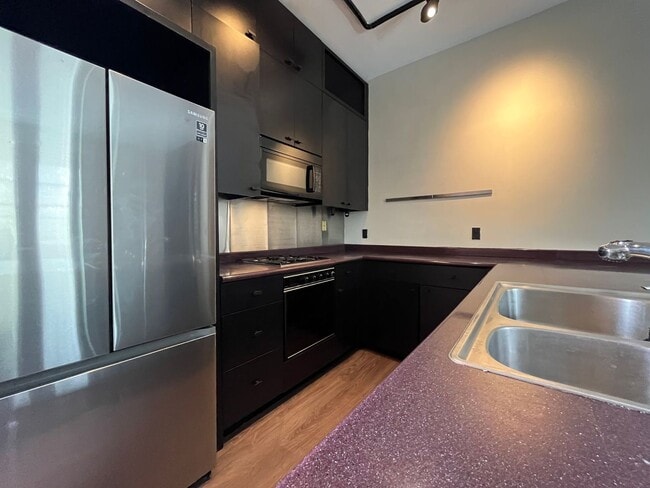 Building Photo - 200 W North Ave