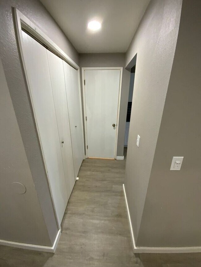 Foto del edificio - West Olympia 2bdr 1.5bath Townhome w/ garage & parking