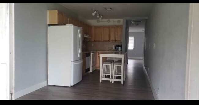 Kitchen breakfast table/ Island. - 5628 Hayes St