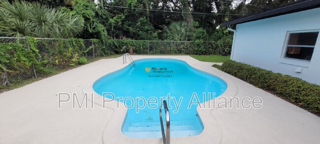 Foto del edificio - 1824 Rock Lake Dr