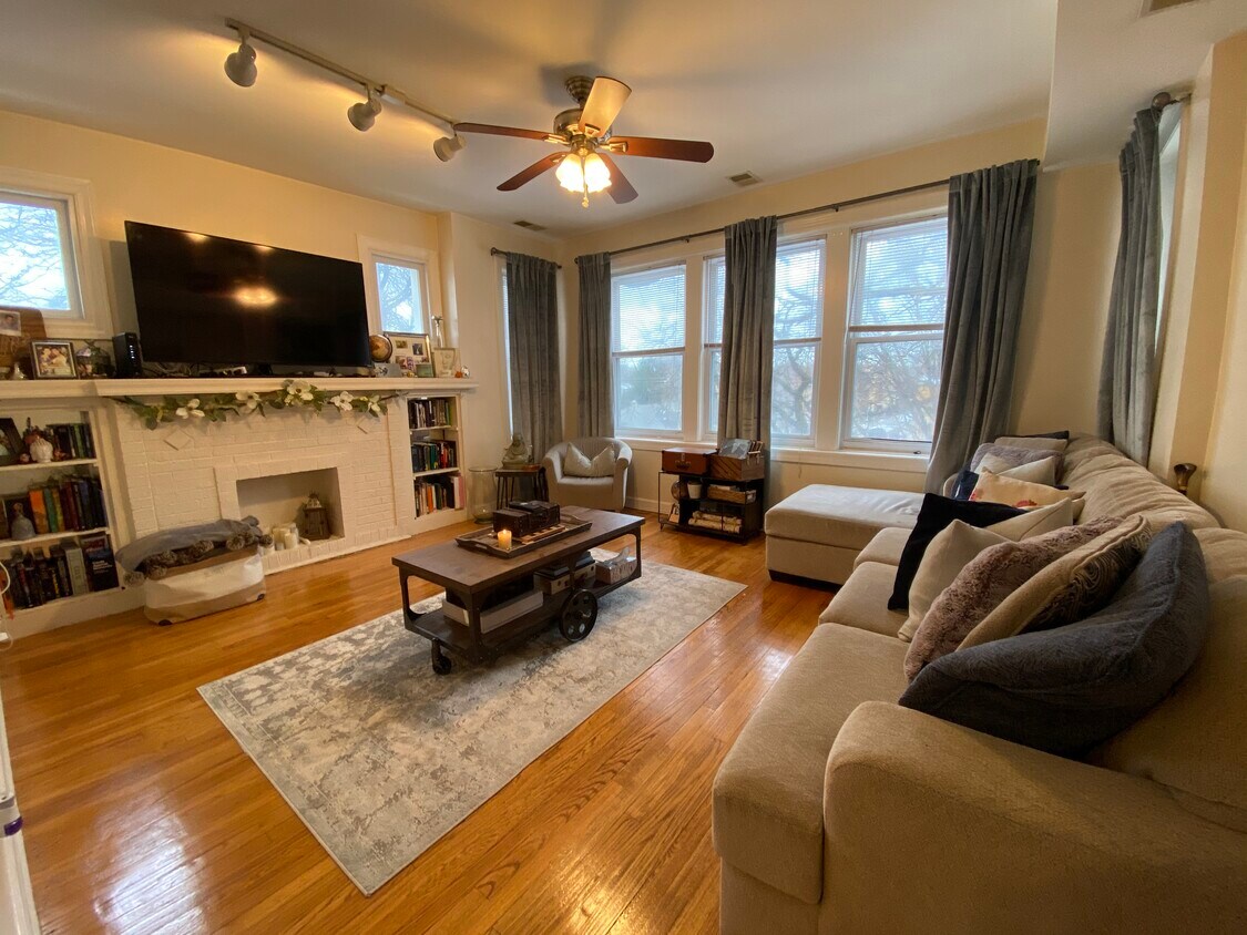 LIVING ROOM - 4656 N Avers Ave