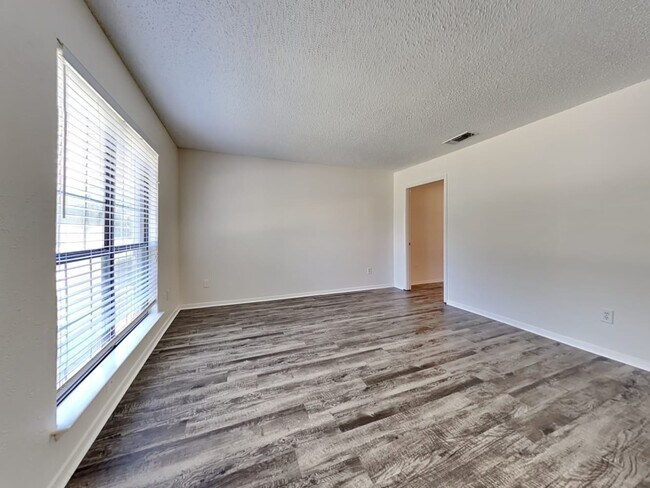 Building Photo - 4206 Emerson Dr