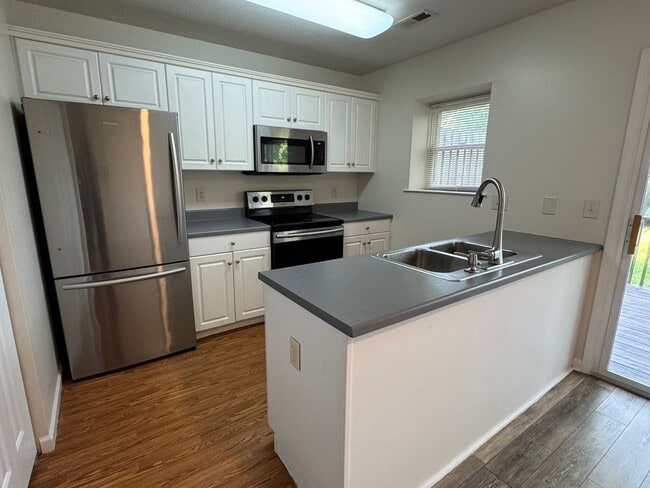 Building Photo - Spacious Home With 2 Suites & Walk-Out Bas...