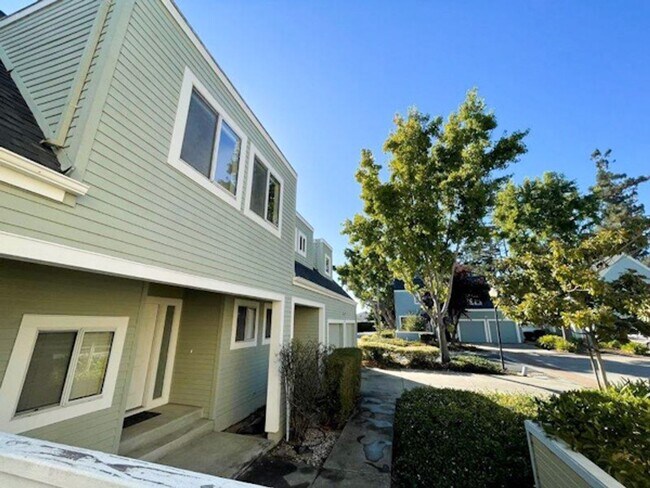 Foto del edificio - Price just reduced! Beautifully updated 4 ...