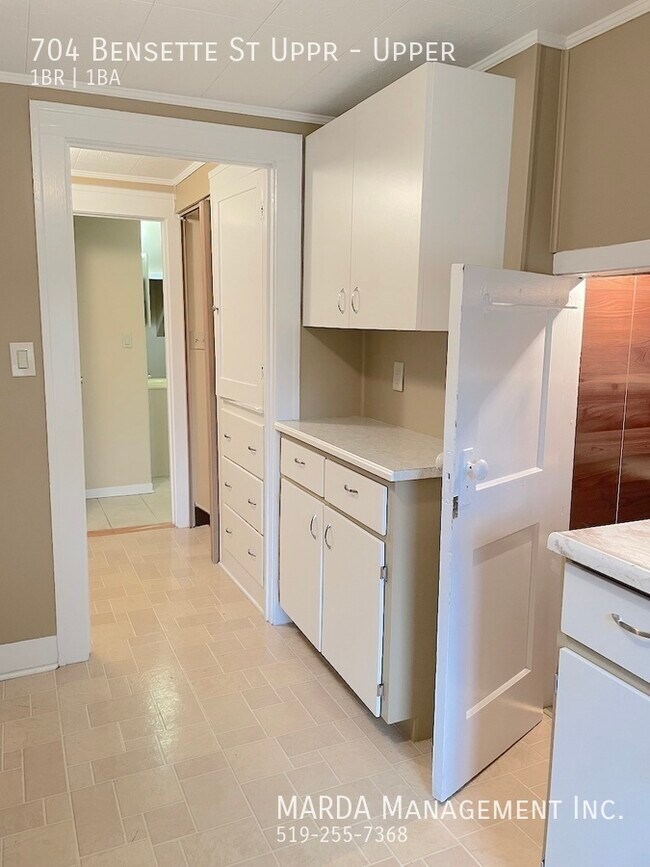 Photo du bâtiment - SPACIOUS 1+1 BED/ 1 BATH UPPER APT + HYDRO!