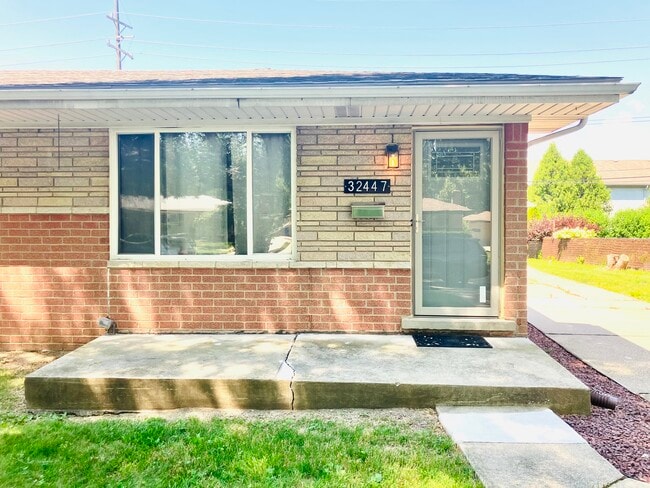 Building Photo - 32447 Hawthorne Dr