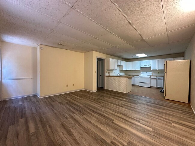 Building Photo - 2 bedroom, 1 bath, Ground Level Apt. Kings...