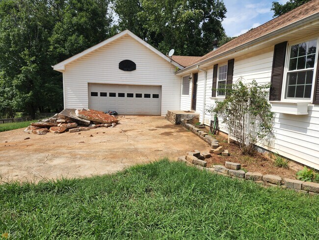 Building Photo - 5143 Ponderosa Farm Rd