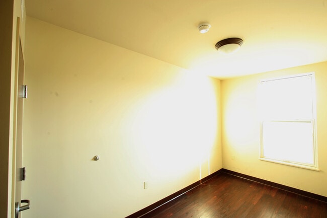 Dormitorio 1 - 152 W Main St