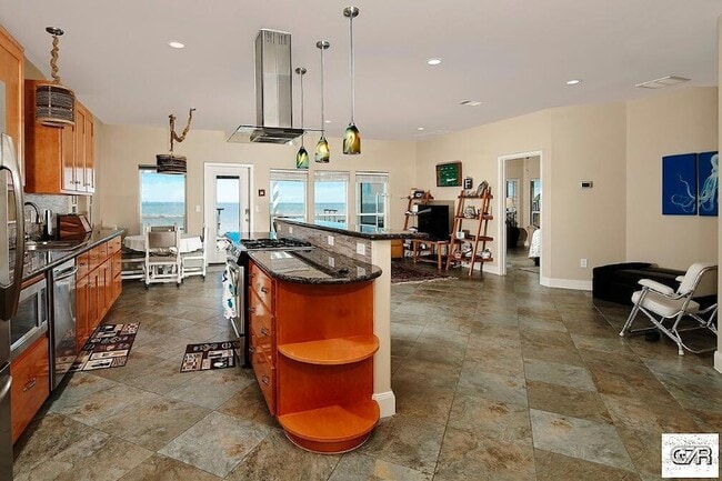 Building Photo - 3731 Bayshore Dr
