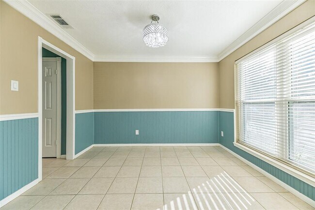 Building Photo - 2207 St James Pl