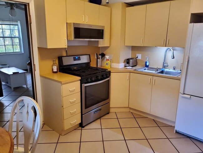 Building Photo - 1994 SW 17th Ct